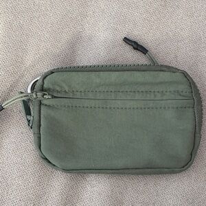 Small wallet with finger loop